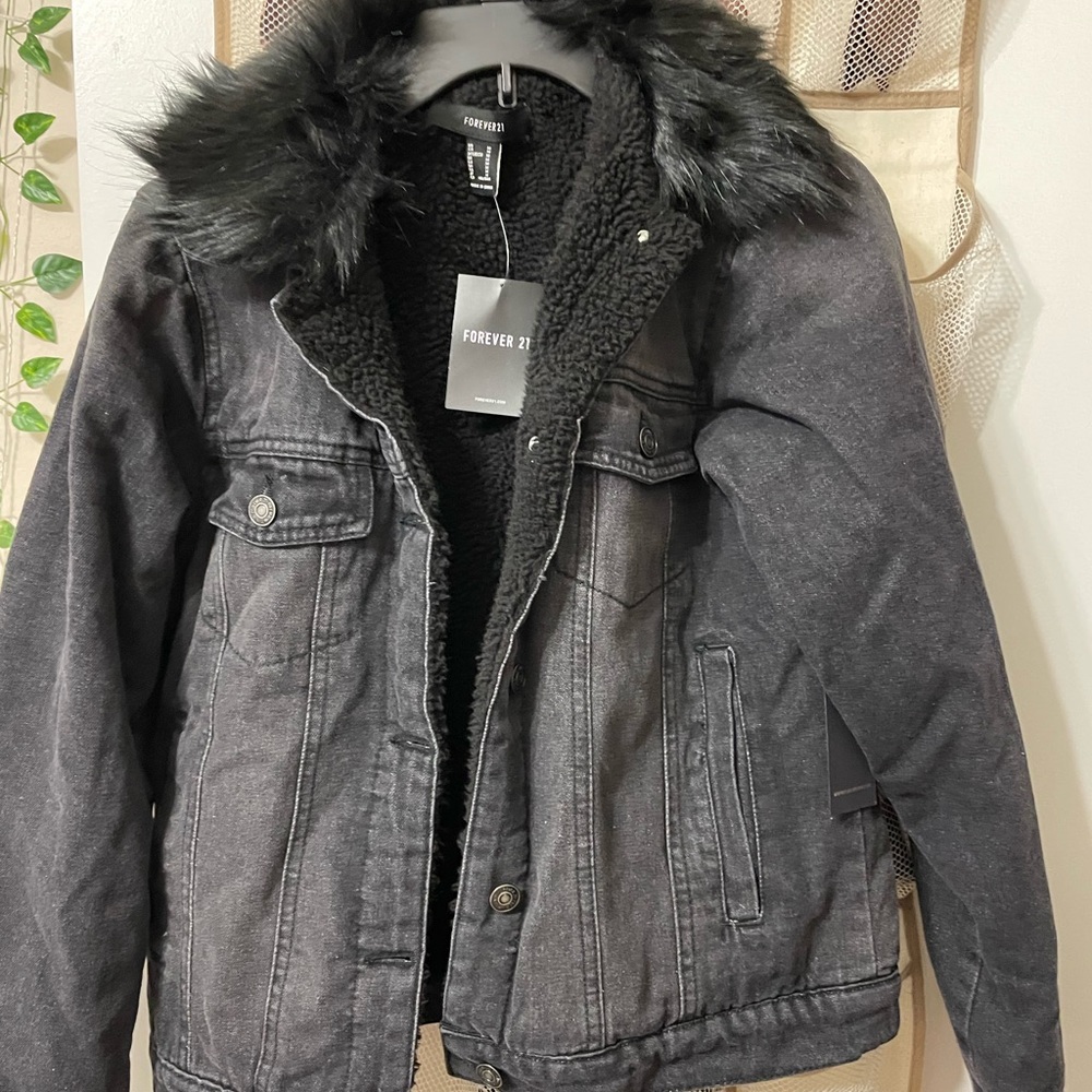 BLACK JEAN JACKET WITH REMOVABLE FUR COLLAR